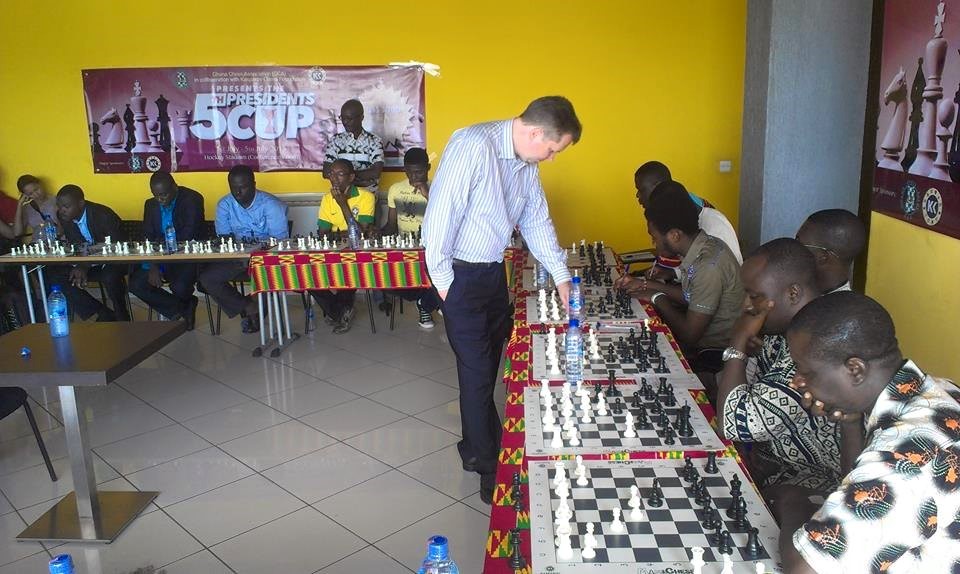 NIGEL SHORT TAKES ON 20 CHESS PLAYERS